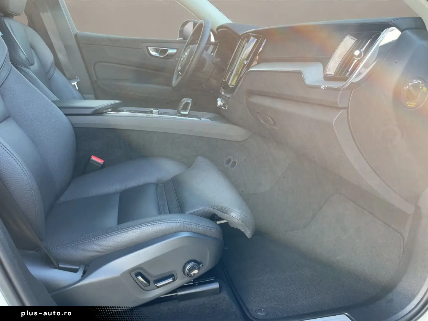 VOLVO XC60 B5 AWD Ultimate Dark AHK LED NAVI 20LM HuD