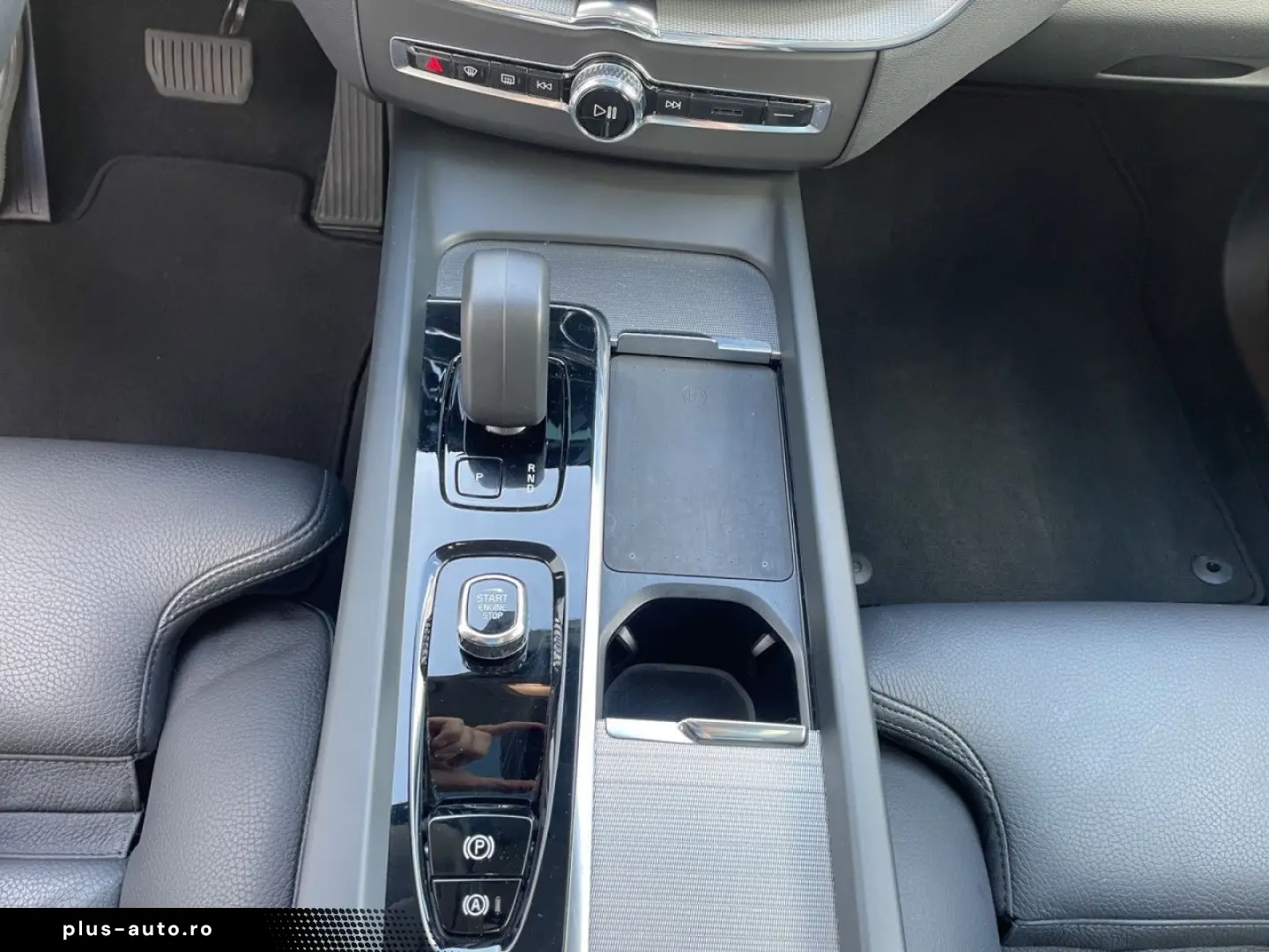 VOLVO XC60 B5 AWD Ultimate Dark AHK LED NAVI 20LM HuD