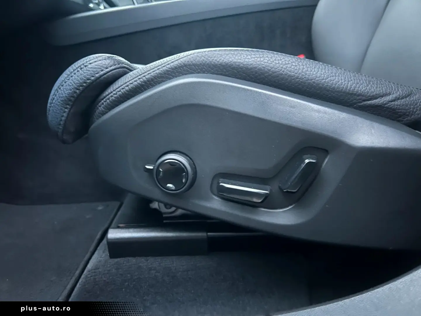 VOLVO XC60 B5 AWD Plus Dark HEAD UP FLED 21  HK