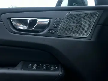 VOLVO XC60 B5 AWD Plus Dark HEAD UP FLED 21  HK