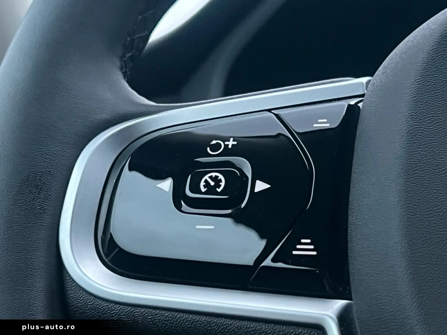 VOLVO XC60 B5 AWD Plus Dark HEAD UP FLED 21  HK