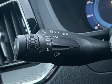 VOLVO XC60 B5 AWD Plus Dark HEAD UP FLED 21  HK