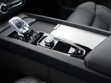 VOLVO XC60 Black Edition Plus B5 AWD 360  Pano HeadUP