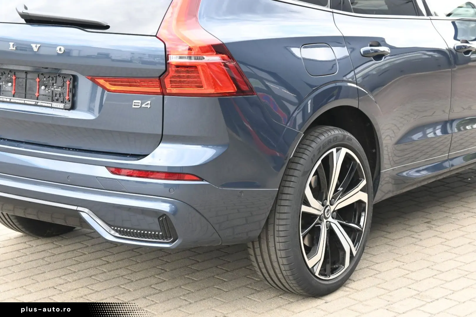 VOLVO XC60 B4D Plus Dark LED PANO STHZ 360 H&K BLIS