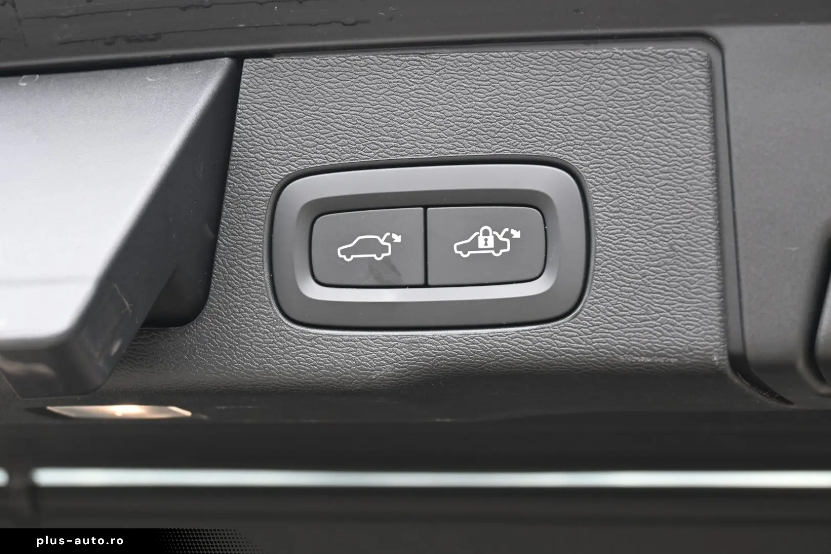 VOLVO XC60 B4D Plus Dark LED PANO STHZ 360 H&K BLIS