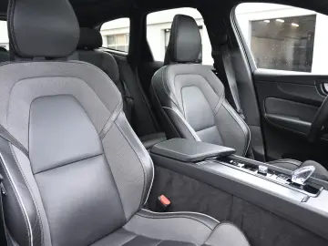 VOLVO XC60 B4D Plus Dark LED PANO STHZ 360 H&K BLIS