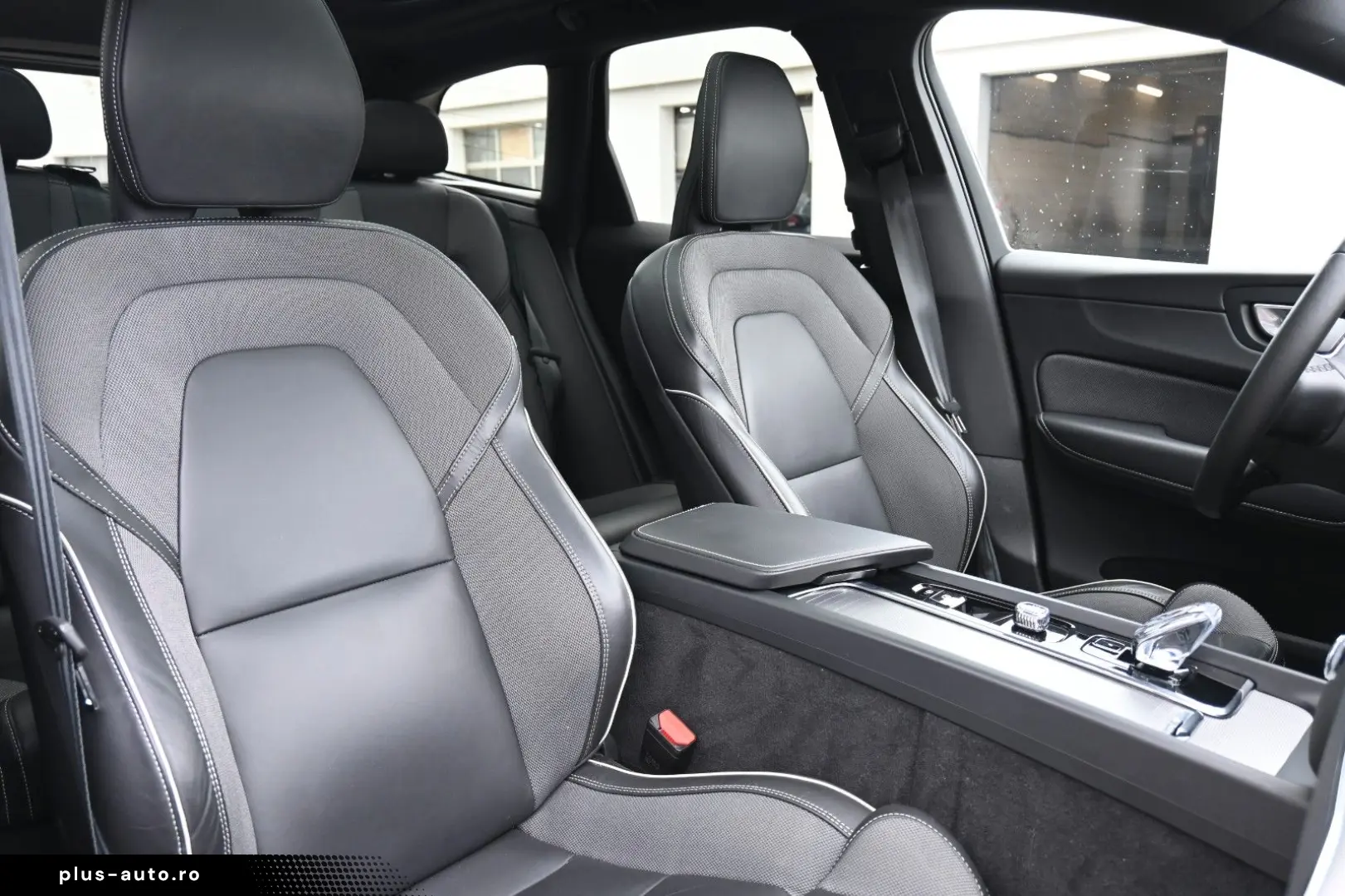 VOLVO XC60 B4D Plus Dark LED PANO STHZ 360 H&K BLIS