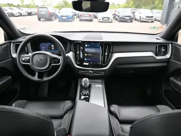 VOLVO XC60 B4D Plus Dark LED PANO STHZ 360 H&K BLIS