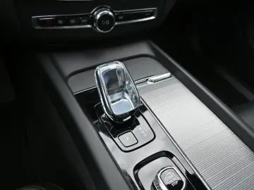 VOLVO XC60 B4D Plus Dark LED PANO STHZ 360 H&K BLIS