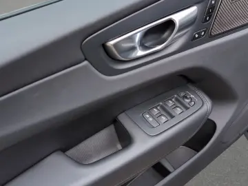 VOLVO XC60 B4 Diesel Plus Dark BLIS E-Sitze HarmanK