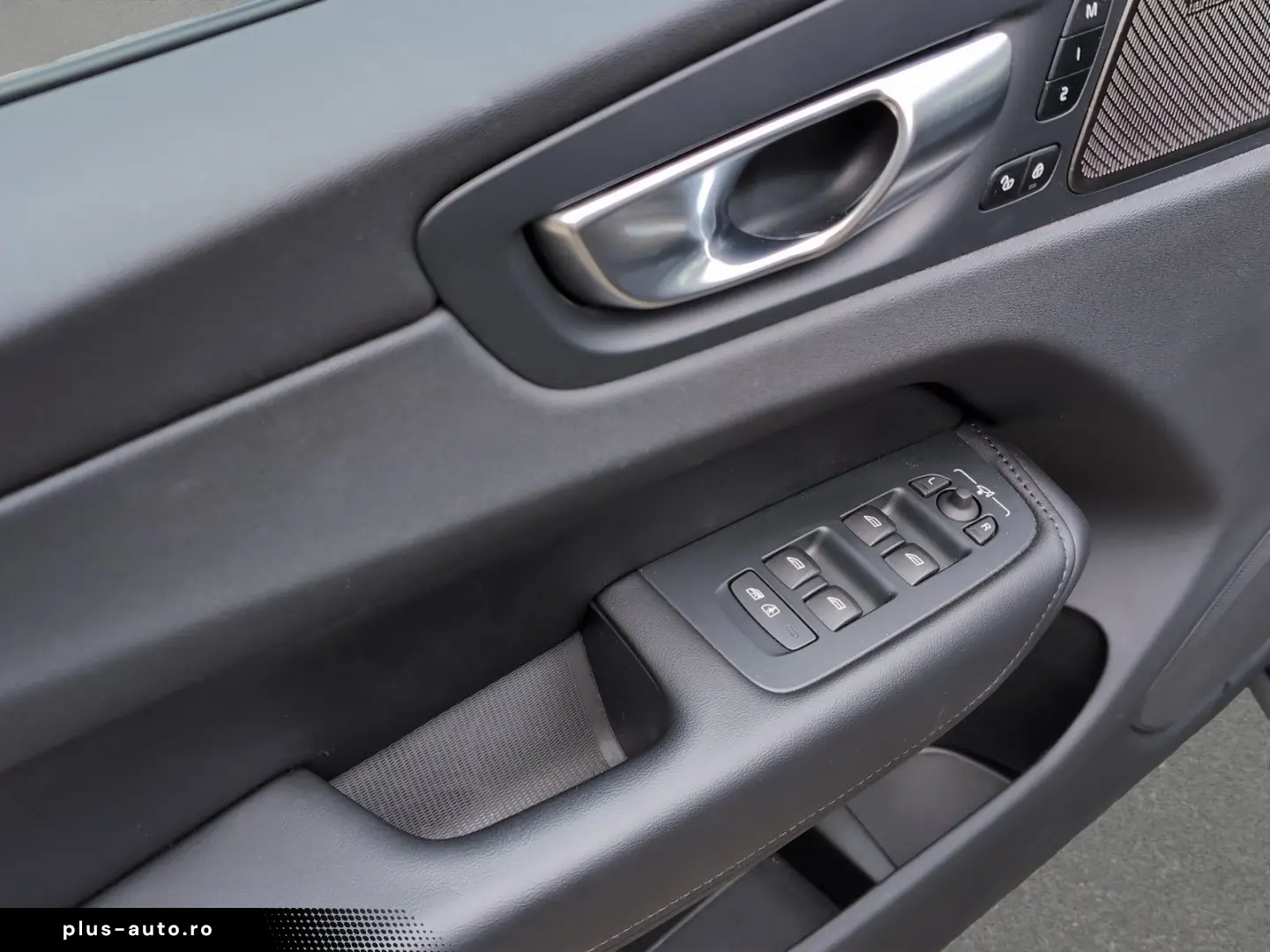 VOLVO XC60 B4 Diesel Plus Dark BLIS E-Sitze HarmanK