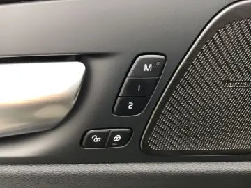 VOLVO XC60 B4 (Diesel) Plus Dark 360  Cam Navi Leder