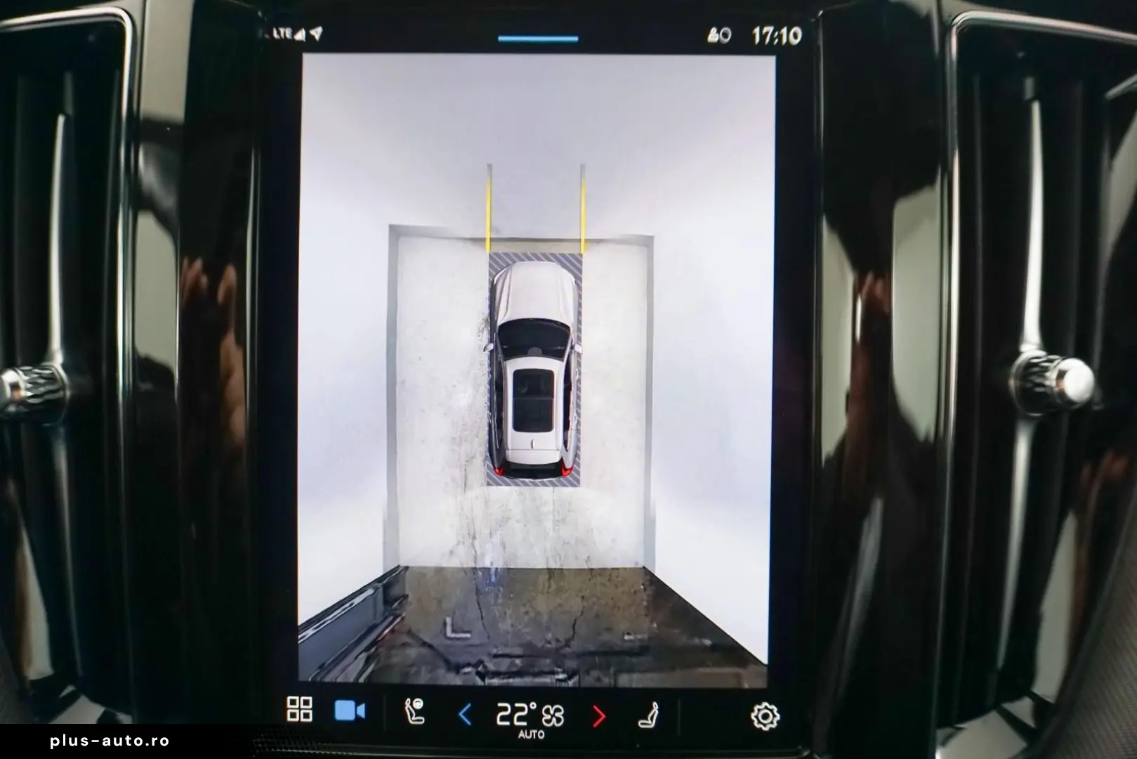 VOLVO XC60 Plus Black Edition AWD Pano ACC 360K 21Zoll