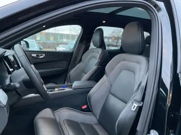 VOLVO XC60 T8 Ultimate Dark Plug-In AWD ACC HUD Google