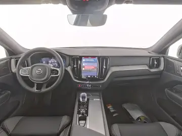 VOLVO XC60 B5 AWD Plus Black Edition PANO 360CAM FLED