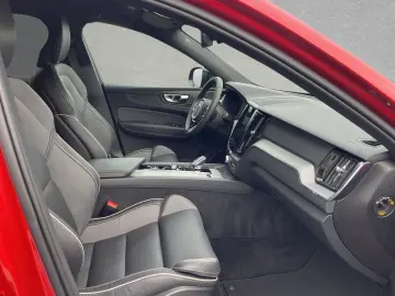 VOLVO XC60 B5 AWD Mild-Hybrid Plus Dark AHK ACC BLIS