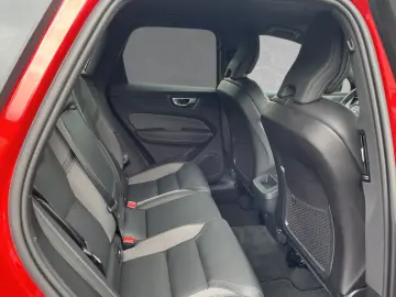 VOLVO XC60 B5 AWD Mild-Hybrid Plus Dark AHK ACC BLIS