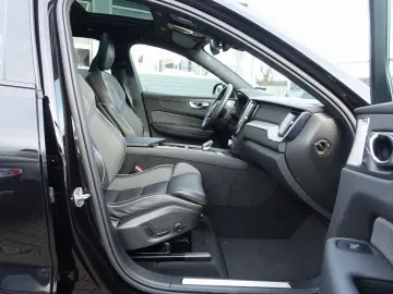 VOLVO XC60 Black Edition Ultra B5 AWD Pano 360  B&W