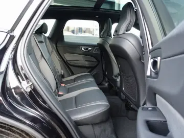 VOLVO XC60 Black Edition Ultra B5 AWD Pano 360  B&W