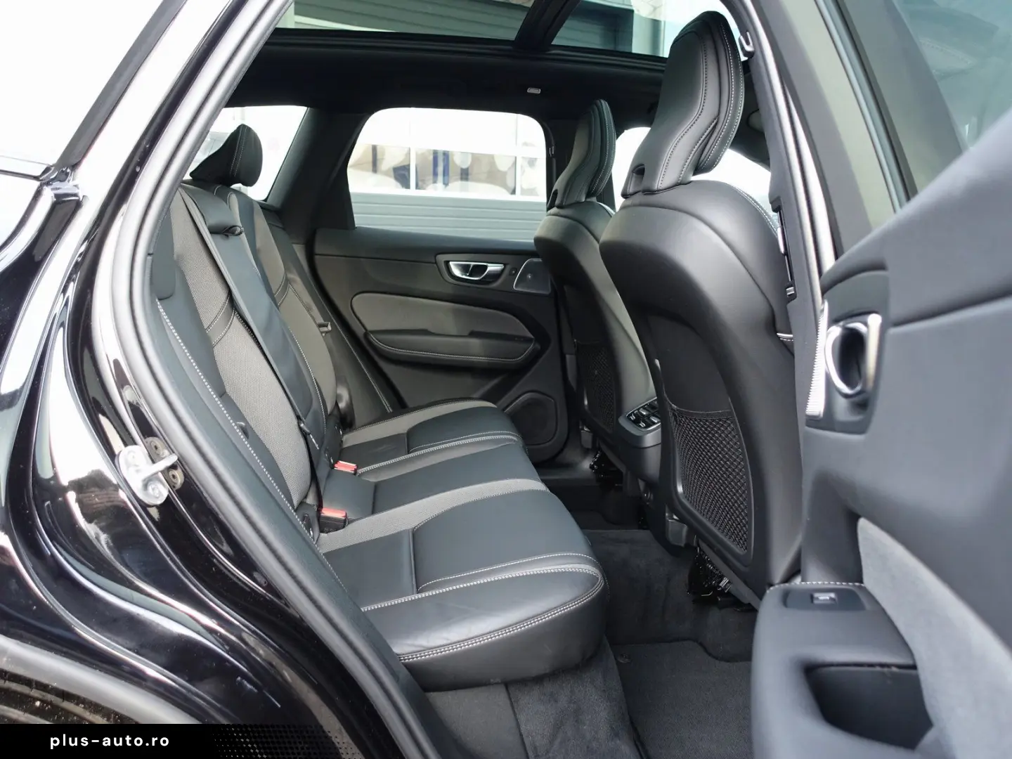 VOLVO XC60 Black Edition Ultra B5 AWD Pano 360  B&W