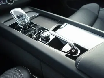 VOLVO XC60 Black Edition Ultra B5 AWD Pano 360  B&W