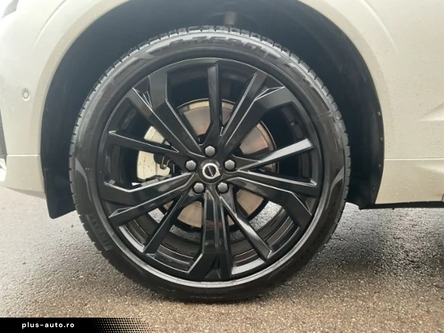 VOLVO XC60 B4 Plus Dark 2WD Pano ACC 360  Google 21