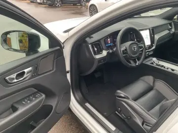 VOLVO XC60 B4 Plus Dark 2WD Pano ACC 360  Google 21