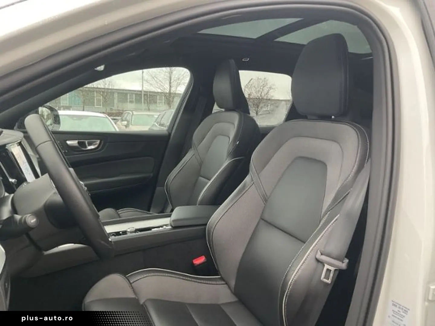 VOLVO XC60 B4 Plus Dark 2WD Pano ACC 360  Google 21