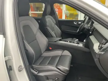 VOLVO XC60 B4 Plus Dark 2WD Pano ACC 360  Google 21