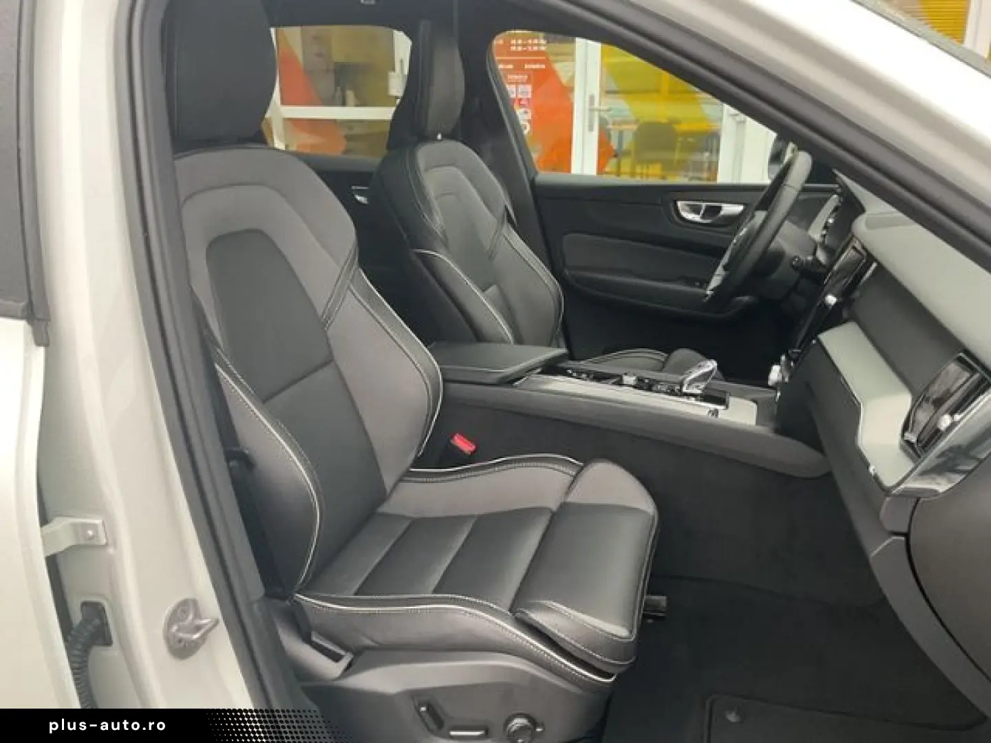 VOLVO XC60 B4 Plus Dark 2WD Pano ACC 360  Google 21