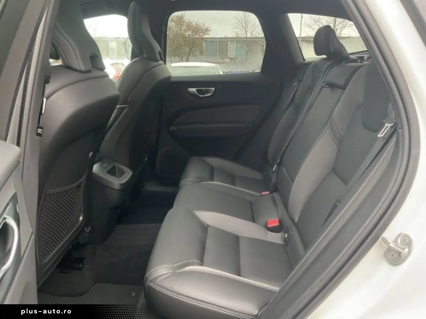 VOLVO XC60 B4 Plus Dark 2WD Pano ACC 360  Google 21