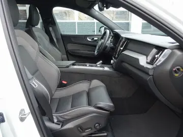 VOLVO XC60 Plus B5 AWD Four-C AHK HeadUp 360 Cam Pano