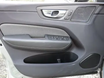 VOLVO XC60 Ultimate Dark Recharge Plug-In Hybrid AWD T