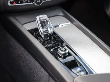 VOLVO XC60 Ultimate Dark Recharge Plug-In Hybrid AWD T