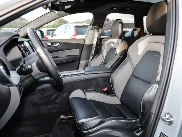 VOLVO XC60 Ultimate Dark Recharge Plug-In Hybrid AWD T