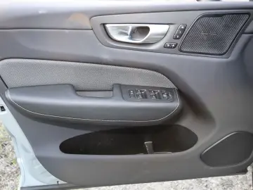 VOLVO XC60 Ultimate Dark Recharge Plug-In Hybrid AWD T