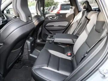 VOLVO XC60 Ultimate Dark Recharge Plug-In Hybrid AWD T