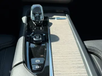 VOLVO XC90 T8 AWD PLUS DARK AHK CAM PANO BEL.SITZE HK