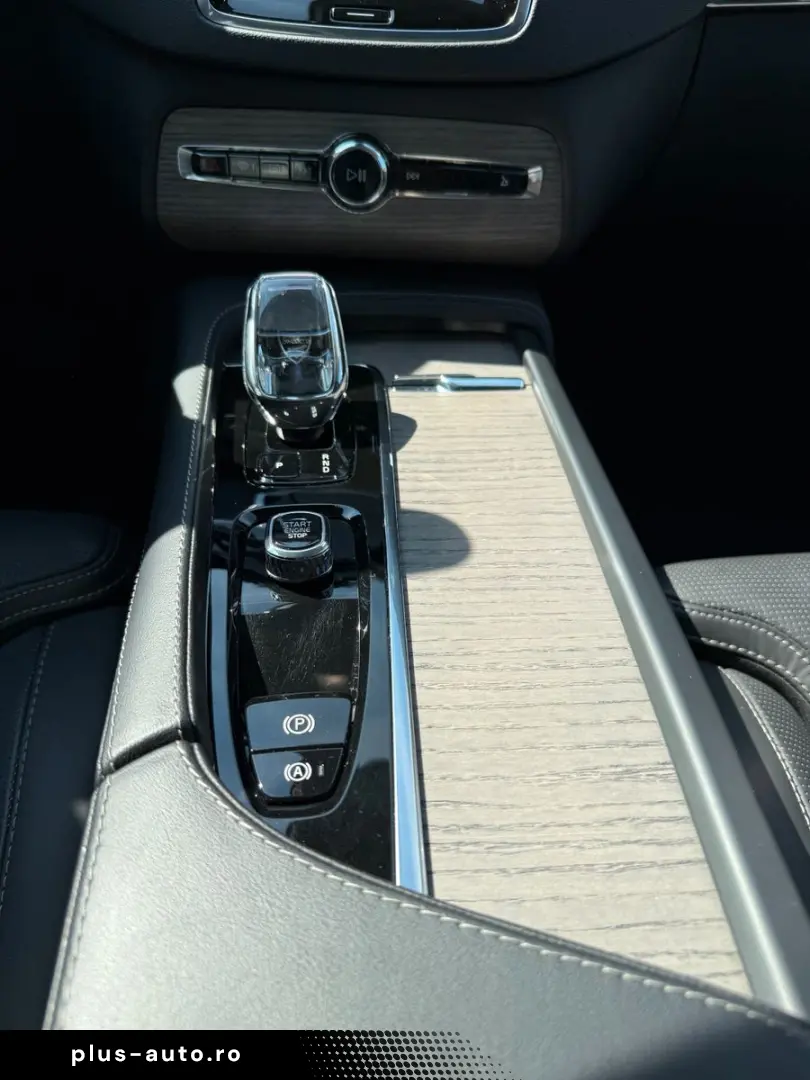 VOLVO XC90 T8 AWD PLUS DARK AHK CAM PANO BEL.SITZE HK