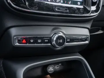 VOLVO XC40 B4 Ultra Black Edition AHK ACC 360