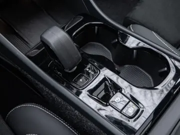 VOLVO XC40 B4 Ultra Black Edition AHK ACC 360