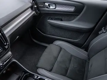 VOLVO XC40 B4 Ultra Black Edition AHK ACC 360