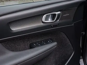 VOLVO XC40 B4 Ultra Black Edition AHK ACC 360