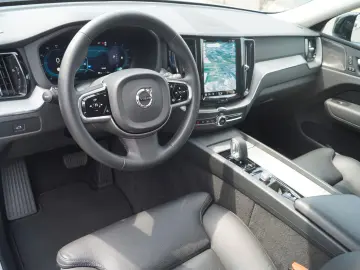 VOLVO XC60 Plus Dark AWD  Kamera LED Lane ACC H&K SHZ