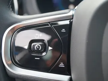 VOLVO XC60 Plus Dark AWD  Kamera LED Lane ACC H&K SHZ