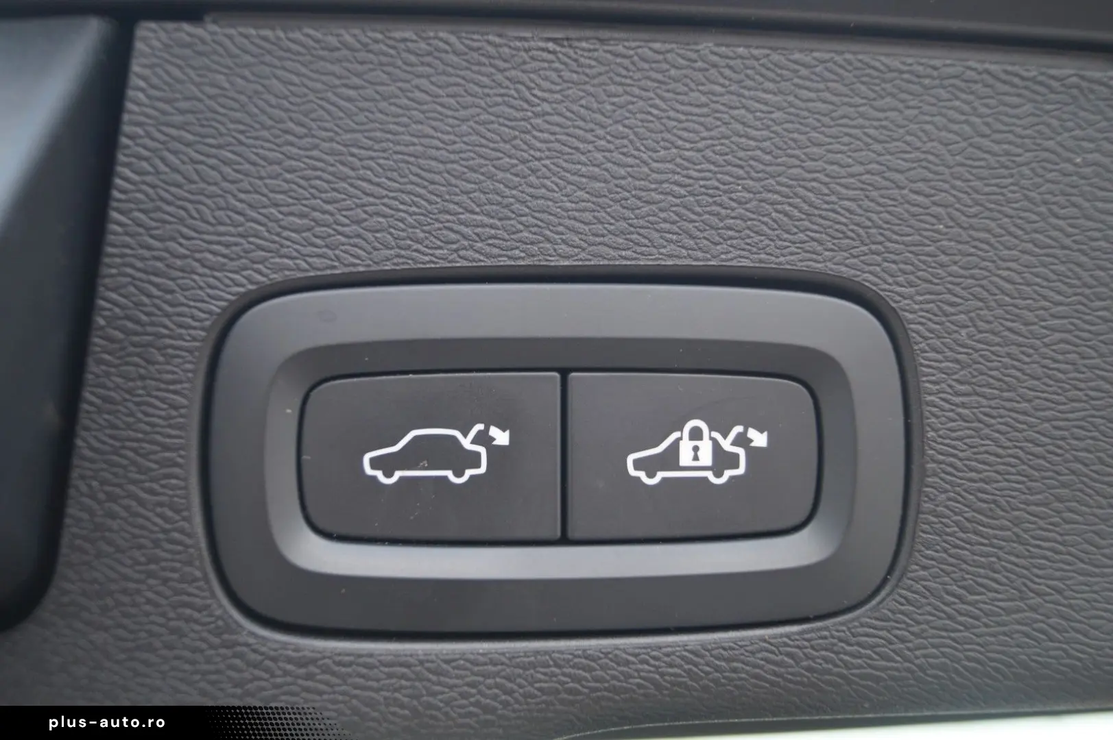 VOLVO XC60 Plus Dark AWD  Kamera LED Lane ACC H&K SHZ