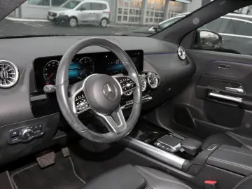 MERCEDES-BENZ GLA 200 d 4M
