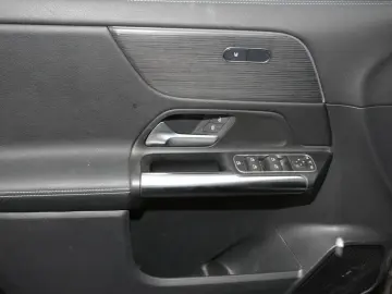 MERCEDES-BENZ GLA 200 d 4M