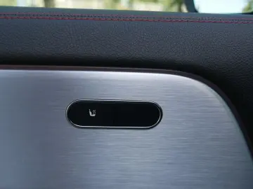 MERCEDES-BENZ GLA 250 4M AMG