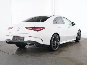 MERCEDES-BENZ CLA 200 d AMG Night-Paket Panorama LED AHK 19